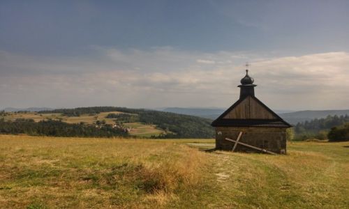 Zdjecie POLSKA / beskid makowski / okolice gry koskowej / Kaplica z krzyem 