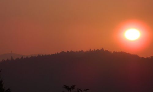 Zdj�cie POLSKA / Gorce wschodnie / w drodze na luba� /  s�o�ce o wschodzie i w oddali Luba� ...