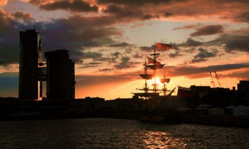 Zdjęcie POLSKA / Zatoka Gdańska  / Parada podczas Operacji Żagle Gdyni 2014 / Port Gdynia o zachodzie słońca