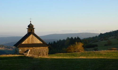 Zdjcie POLSKA / beskid makowski / koskowa gra / kaplica z tatrami w tle