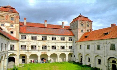 Zdjcie POLSKA / Opolskie / Niemodlin / Dziedziniec zamku