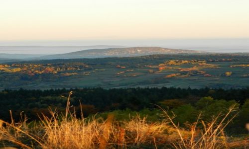 Zdjcie POLSKA / beskid makowski / Koskowa Gra / w obiektywie Lanckorona z kocioem 