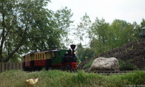 Zdjęcie POLSKA / Zachodniopomorskie / Park Miniatur w Dziwnowie / Jedzie pociąg z daleka