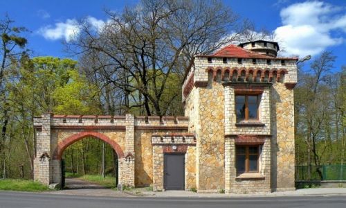 Zdjecie POLSKA / opolskie / Zamek w Dobrej / Brama zamkowa od strony drogi