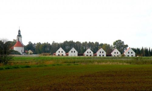 Zdjęcie POLSKA / opolskie / okolice jeziora Turawskiego / Domki na horyzoncie