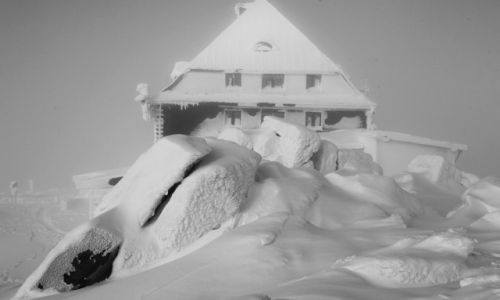 Zdjcie POLSKA / Karkonosze / Schronisko na Szrenicy / B/W