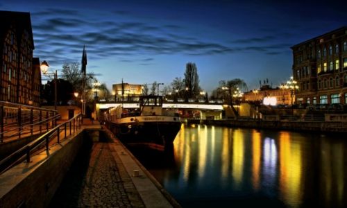 Zdjcie POLSKA / kujawsko pomorski / Bydgoszcz / Barka Lemara- noc