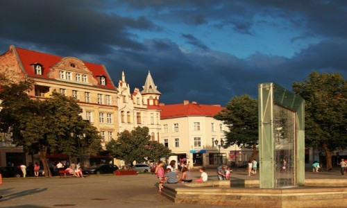 Zdjecie POLSKA / Kujawsko-Pomorskie / Chemno / Kamieniczki i fontanna w rynku