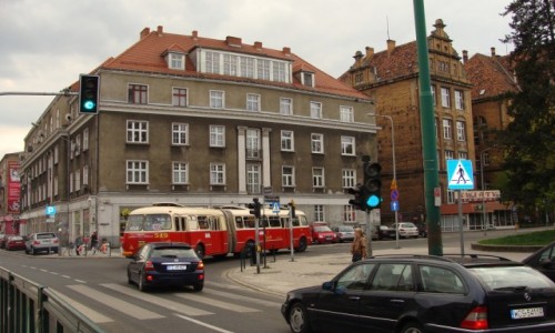Zdjecie POLSKA / Wielkopolska / Pozna / Majwka/ Czerwony autobus....