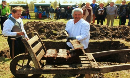 Zdjcie POLSKA / Pomorskie / Muzeum Wsi Sowiskiej w Klukach / Czarne wesele, czyli kopanie torfu 