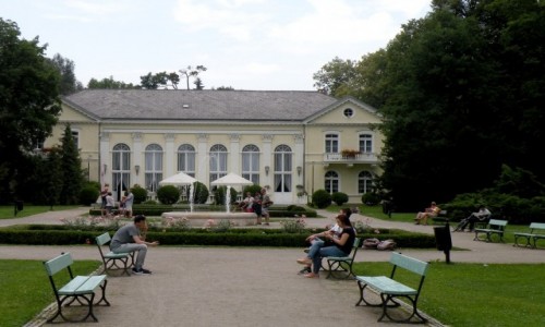 Zdjcie POLSKA / dolnolaskie / Cieplice / Budynek sanatorium w parku.