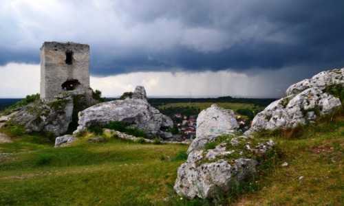 Zdjecie POLSKA / lskie / Olsztyn / Czarne chmury nad orlim gniazdem
