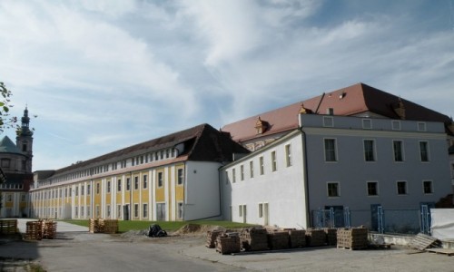 Zdjcie POLSKA / opolskie / Nysa / Dwr biskupi od strony dziedzica