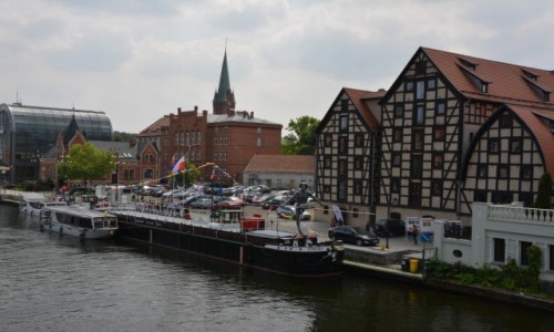 Zdjecie POLSKA / nad rzek Brd / Bydgoszcz / Przechodzcy przez rzek