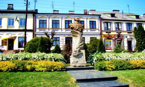 Zdjcie POLSKA / wojewdztwo dzkie / Warta / Rynek w Warcie-pomnik pilota Stanisawa Skaryskiego