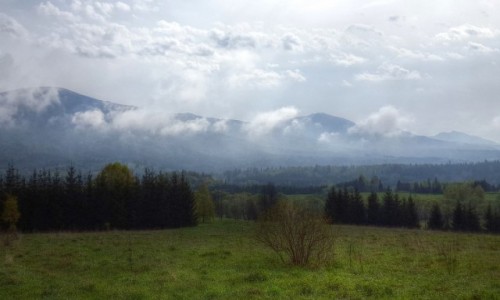 Zdjecie POLSKA / Podkarpackie / Bieszczady / Jeszcze za chmurami