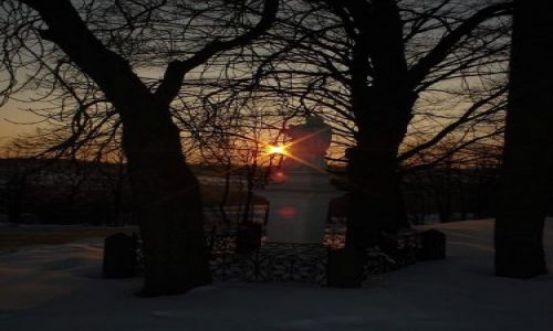 Zdjecie POLSKA / Góry Świętokrzyskie / Zagnańsk / Figurka nod kościołem Św. Rozalii i Marcina