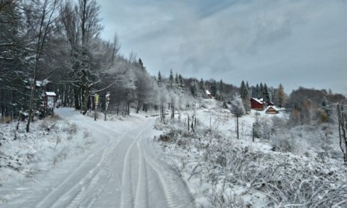 Zdjcie POLSKA / beskid may / Leskowiec  / w oddali schronisko...
