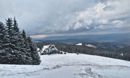 Zdjęcie POLSKA / beskid żywiecki / pod pilskiem / w dole schronisko na Hali Miźiowej