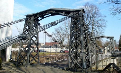 Zdjęcie POLSKA / opolskie / Ozimek / Żelazny łańcuchowy most wiszący nad Małą Panwią