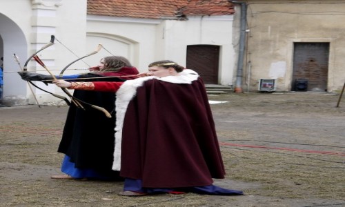 Zdjcie POLSKA / opolskie / Niemodlin /  Panie uczniczki, przed zamkiem