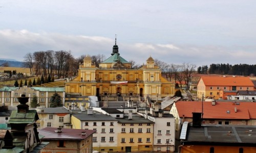 Zdjcie POLSKA / wojewdztwo dolnolskie / Wambierzyce / Bazylika Nawiedzenia NMP w otoczeniu wambierzyckich kamienic