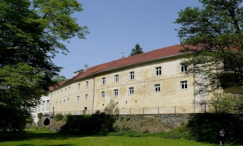 Zdjecie POLSKA / dolnolskie / Trzebieszowice / Zamek od strony rzeki,  biaej ldeckiej