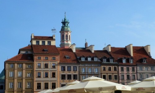 Zdjcie POLSKA / mazowsze / Warszawa / Kamieniczki w rynku, nad parasolami