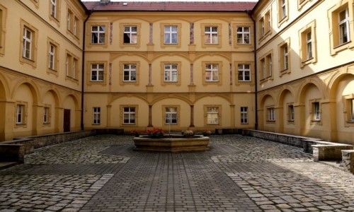 Zdjecie POLSKA / opolskie / Prszkw / Dziedzinec zamkowy