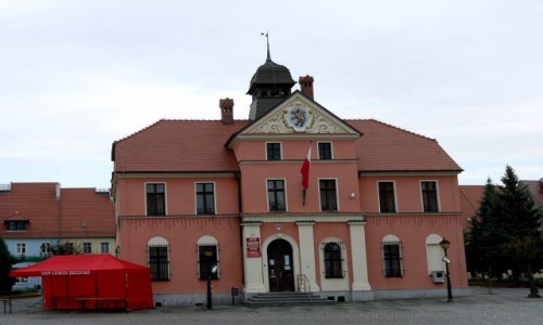 Zdjcie POLSKA / opolskie / Lewin Brzeski / Ratusz w rynku