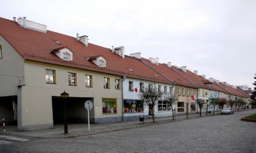 Zdjcie POLSKA / opolskie / Lewin Brzeski / Wschodnia pierzeja rynku