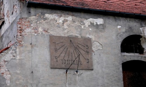 Zdjecie POLSKA / opolskie / Lewin Brzeski / Soneczny zegar na budynku kocioa.