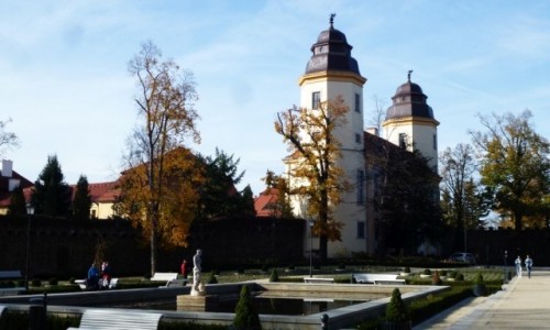 Zdjcie POLSKA / Dolny lsk / Wabrzych / brama zamkowa w jesiennej oprawie
