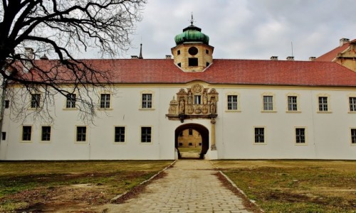 Zdjecie POLSKA / wojewdztwo opolskie / Gogwek / Zamek Oppersdorffw-wejcie gwne/odnowione/