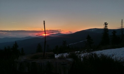 Zdjęcie POLSKA / Beskidy / rysianka / Wielkanocny Krzyż o wschodzie