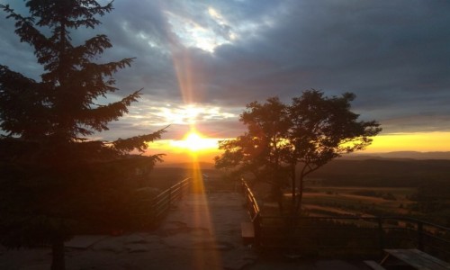 Zdjecie POLSKA / G�ry Sto�owe / Schronisko PTTK na Szczeli�cu / Zach�d s�o�ca na Szczeli�cu