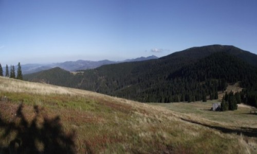 Zdjecie POLSKA / Beskid ywiecki / Hala Cudzichowa / Hala Cudzichowa- widok w kierunku wschodnim, w tle pod chmur Babia Gra