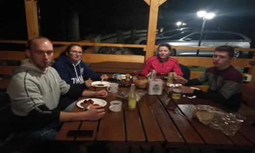 POLSKA / Beskidy / Babia Gra / Szymon, Maria, Marta i Marcin przy wieczornym grillu