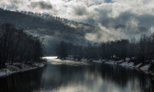 Zdjecie POLSKA / Podkarpacie / Bieszczady / Zimowy poranek nad Sanem