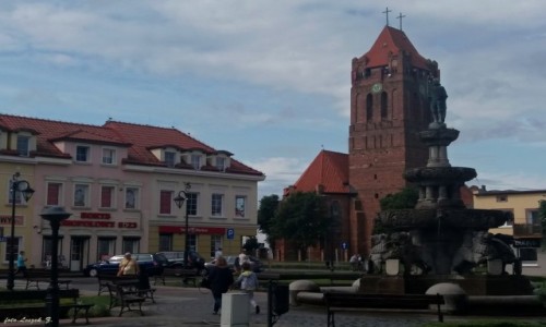 Zdjcie POLSKA / woj.pomorskie. / pow.kwidzyski. / Prabuty - Fontanna Rolanda i konkatedra w. Wojciecha na rynku.