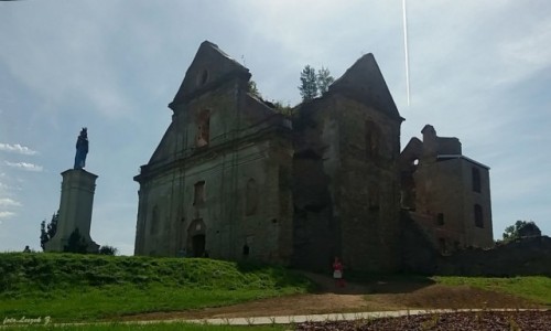 Zdjcie POLSKA / woj.podkarpackie. / pow.sanocki. / Zagrz - Widok od pnocy na ruin kocioa pw. Wniebowzicia NMP. 