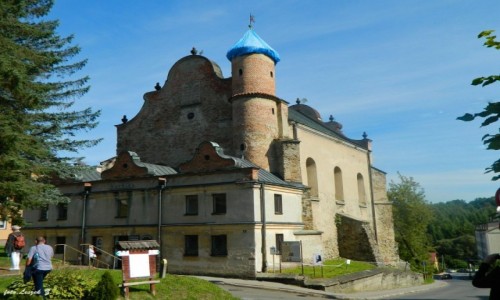 Zdjecie POLSKA / woj.podkarpackie. / pow.leski. / Lesko - Barokowa synagoga o charakterze obronnym z II w. XVIII w.