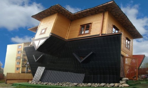 Zdj�cie POLSKA / woj.ma�opolskie. / Zakopane. / Zakopane - dom do g�ry nogami.