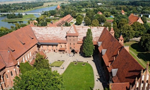 Zdjcie POLSKA / Pomorze / Malbork / Widok z wiey zamkowej na dziedziniec