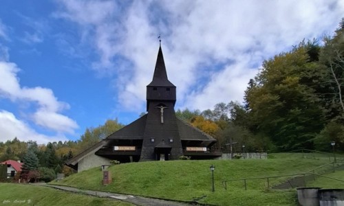 Zdjecie POLSKA / woj.śląskie. / Wisła. / Kościół pw. Znalezienia Krzyża Świętego.