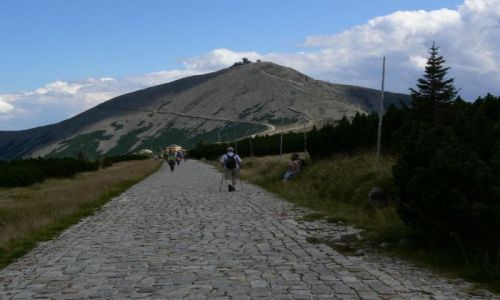 Zdjęcie POLSKA / SUDETY-KARKONOSZE / RÓWNIA POD ŚNIEŻKĄ-WIDOK NA ŚNIEŻKĘ / GÓRSKIE SZLAKI
