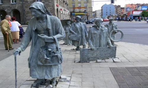 Zdjecie POLSKA / DOLNY ŚLĄSK-WROCŁAW / WROCŁAW-UL.ŚWIDNICKA/PIŁSUDSKIEGO / SZTUKA WYCHODZI NA ULICĘ- II