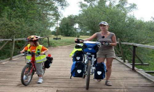 Zdjecie POLSKA / Podlasie / Nadbużański Park Krajobrazowy / Podlasie. Przez mostek.