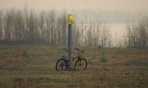 Zdjecie POLSKA / brak / prz ciece rowerowej / samotny rower 