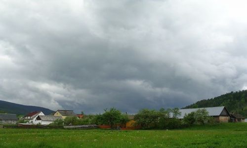 Zdjecie POLSKA / Beskid  Żywiecki / Rycerka Górna /po zejściu z Rycerzowej/ / Między błyskiem a grzmotem czyli burza wisi w powietrzu ...